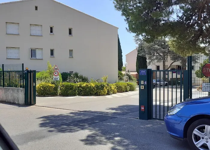 Nature Et Loisirs: Parking/ Piscine Bandol