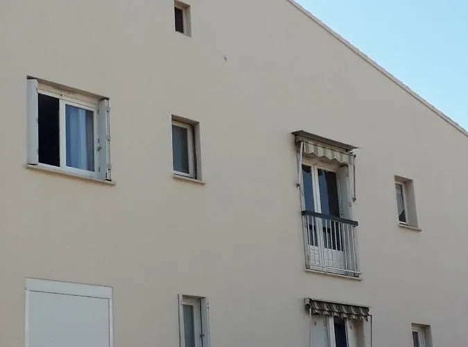 Nature Et Loisirs: Parking/ Piscine Appartement