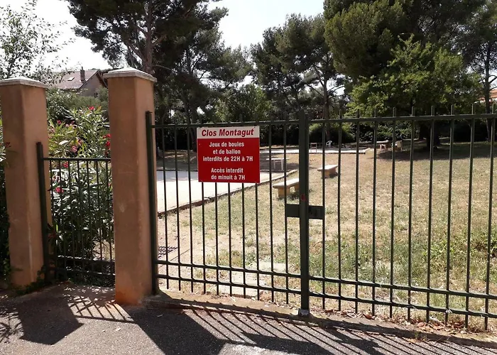 Nature Et Loisirs: Parking/ Piscine Appartement Bandol