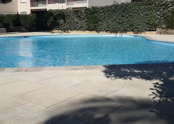 Nature Et Loisirs: Parking/ Piscine * Bandol
